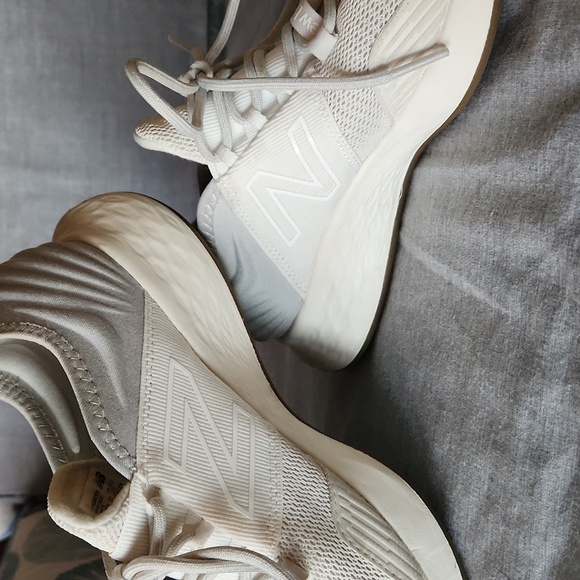 New Balance white womans tennis shoe size 7 - Picture 13 of 15